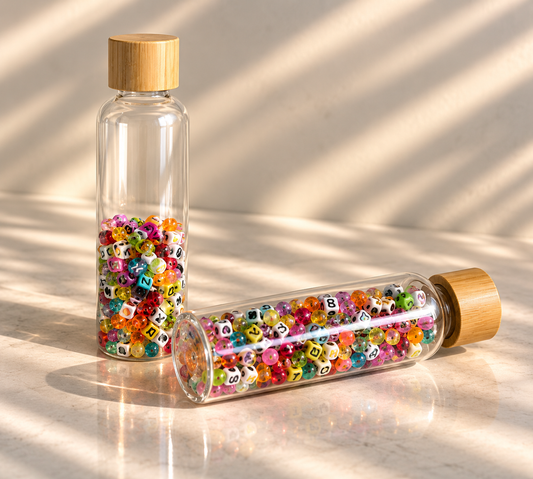 Bouteille sensorielle : Perles et lettres